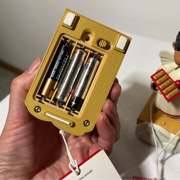 Hallmark Wireless Children's Angel Choir figurines, collectible.2012 - Picture 8 of 9